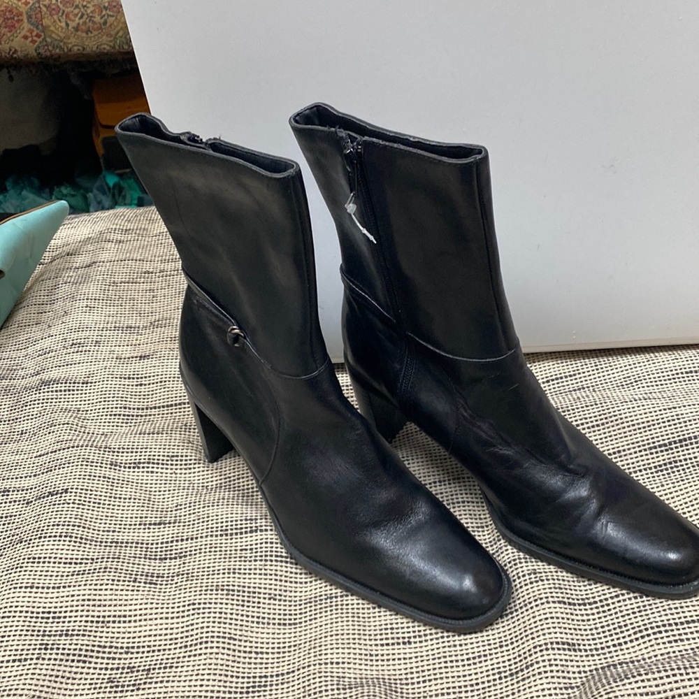 Thom McAnn leather short boots